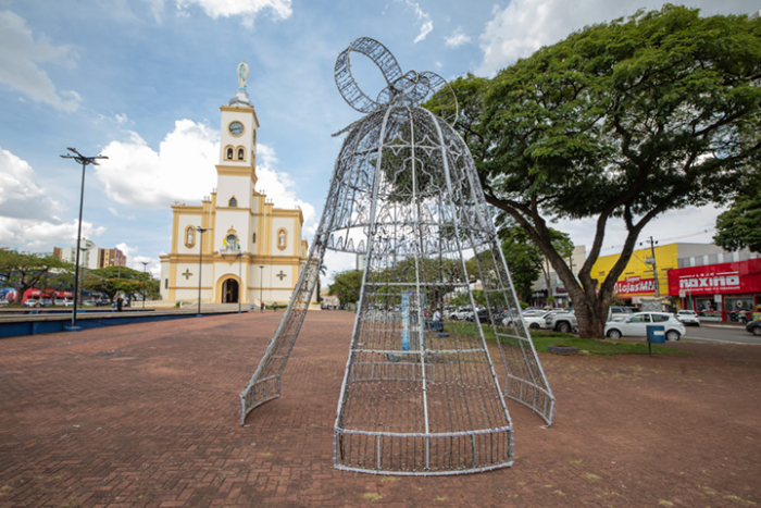 Prefeitura inicia montagem da decoração do “Natal da Família” em Apucarana