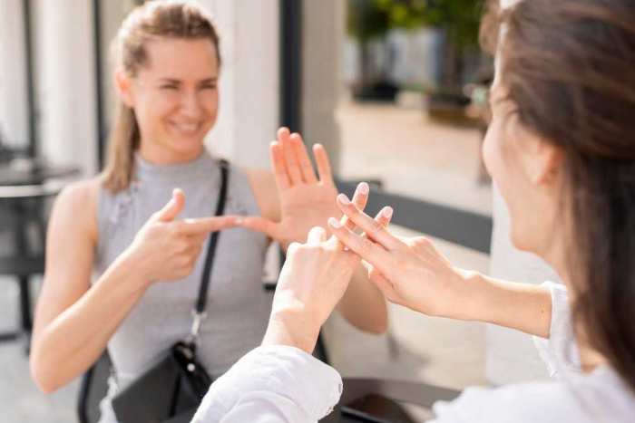 A importância da comunicação em Libras na vida das pessoas surdas