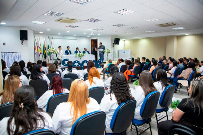 Prefeito e equipe participam da tradicional “cerimônia de passagem da lâmpada” do curso de enfermagem Prefeito e equipe participam da tradicional “cerimônia de passagem da lâmpada” do curso de enfermagem