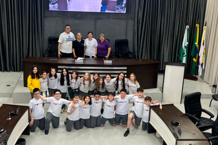 Alunos da Escola Evolução exploram Câmara de Apucarana e participam de atividade divertida Alunos da Escola Evolução exploram Câmara de Apucarana e participam de atividade divertida