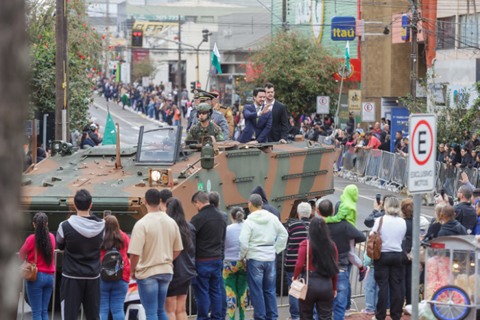 Desfile histórico reúne cerca de 20 mil pessoas em Apucarana e celebra o sentimento de amor à Pátria