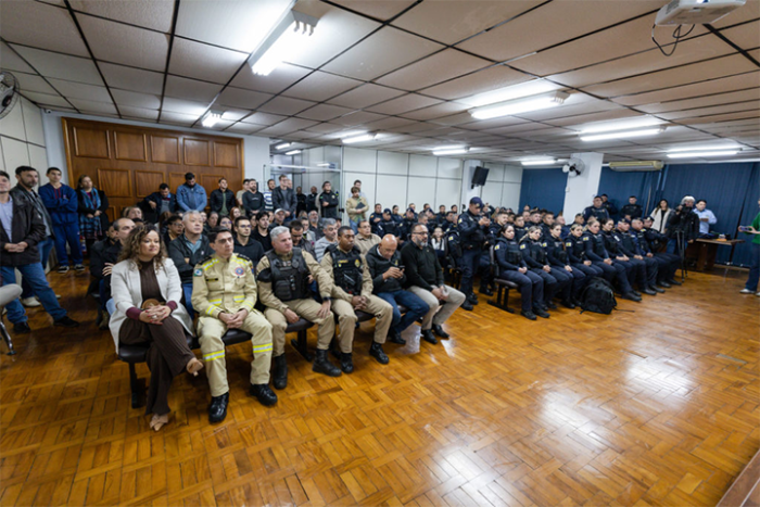 Guarda Civil de Apucarana recebe porte de arma e armamento em cerimônia oficial
