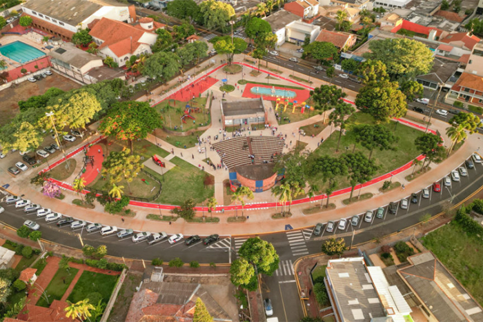 Praça do Clube 28 terá show de samba e pagode neste domingo