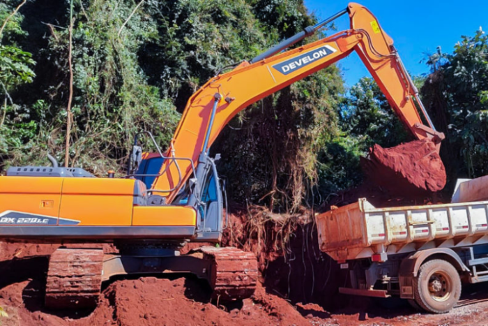Pela primeira vez, Prefeitura passa a ter duas escavadeiras hidráulicas próprias para atender a zona rural